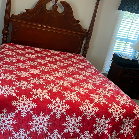 Snowflake or red and white stripe reversible bedspread Measurements 88” x 92” - Picture 1 of 6